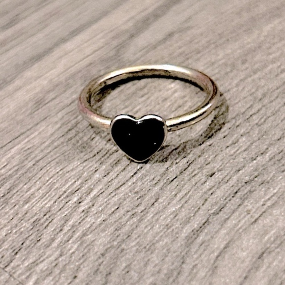 Free w purchase✨ Black heart gold ring